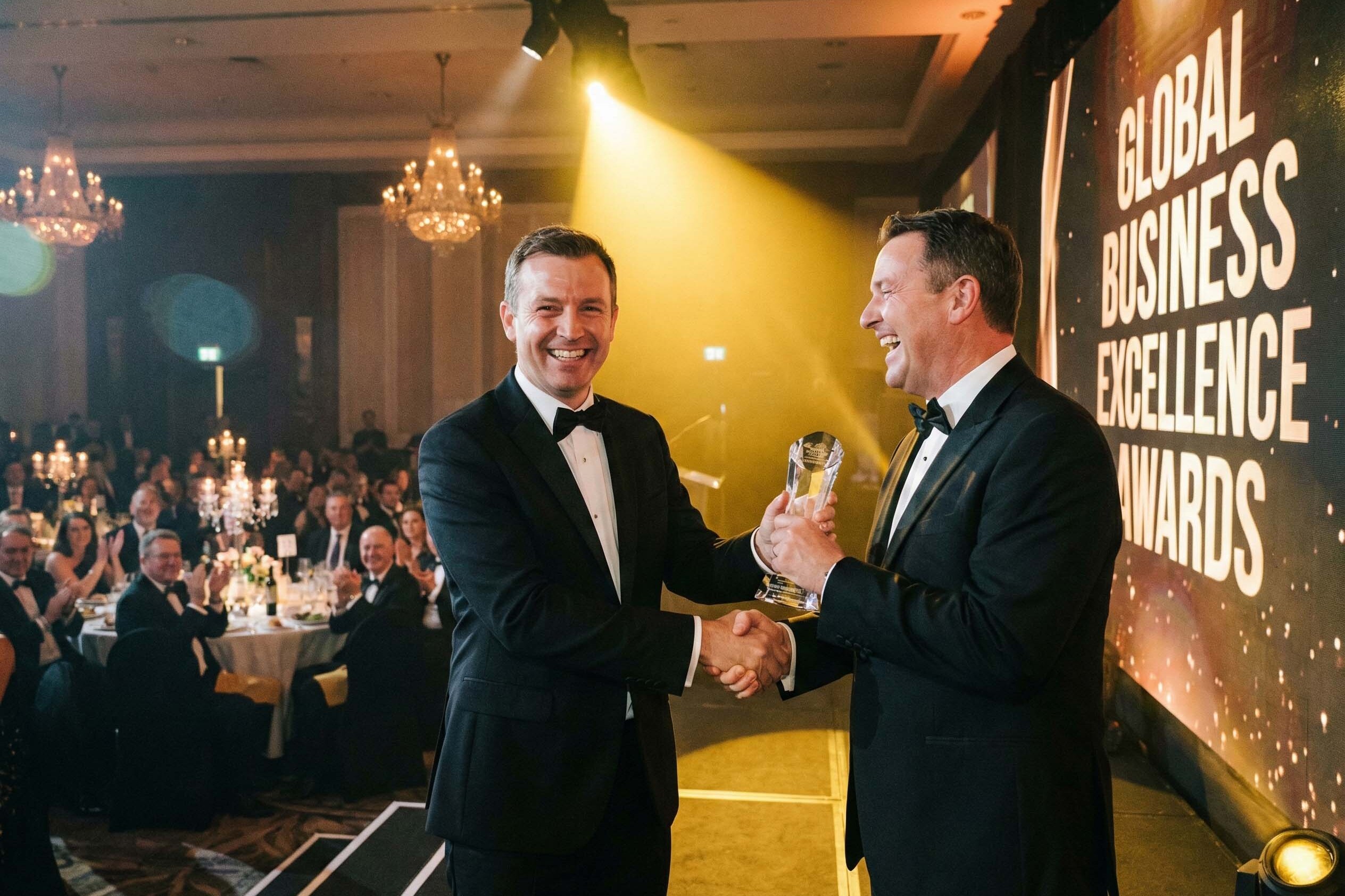 Parteneriat de succes celebrat la o gala de business rezultat al unui Curs de Marketing si Relatii cu Clientii eficient.